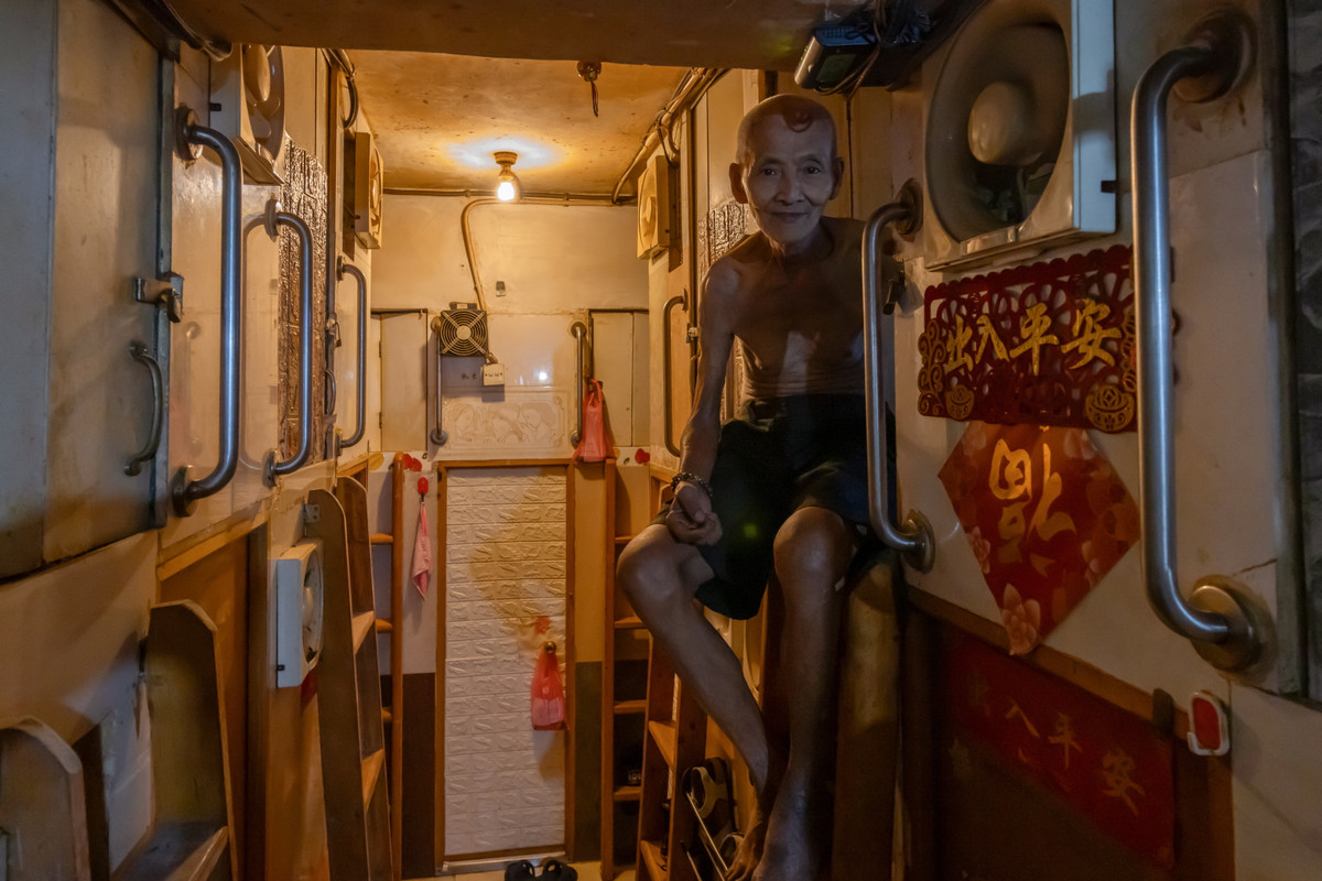 Ông Sum, 72 tuổi, ngồi trong ngôi nhà "quan tài" của mình ở Hong Kong ngày 15/8/2022.