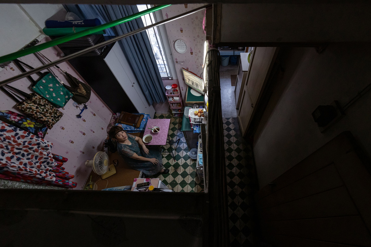  Xiao Bo đã sống trong "ngôi nhà siêu nhỏ" ở Hong Kong này được 3 năm. Do không đủ khả năng mua căn hộ tốt hơn, bà đành chấp nhận sống trong cảnh chật chội, bất tiện. (Nguồn ảnh: Reuters)