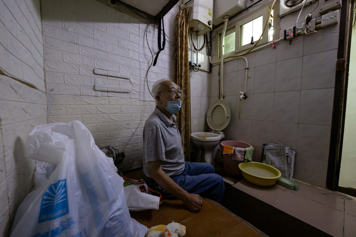 “Tất cả những gì tôi hy vọng là nhanh chóng được vào nhà ở công cộng”, Wong Chi-kong, 76 tuổi, người trả 2.900 đô la Hong Kong cho một không gian nhỏ hơn 5 mét vuông, cho biết. Nhà vệ sinh của ông nằm ngay cạnh giường và dưới vòi sen. Được biết, ông Wong dành phần lớn buổi chiều mùa hè ở thư viện công cộng để thoát khỏi cái nóng như thiêu đốt trong nhà.