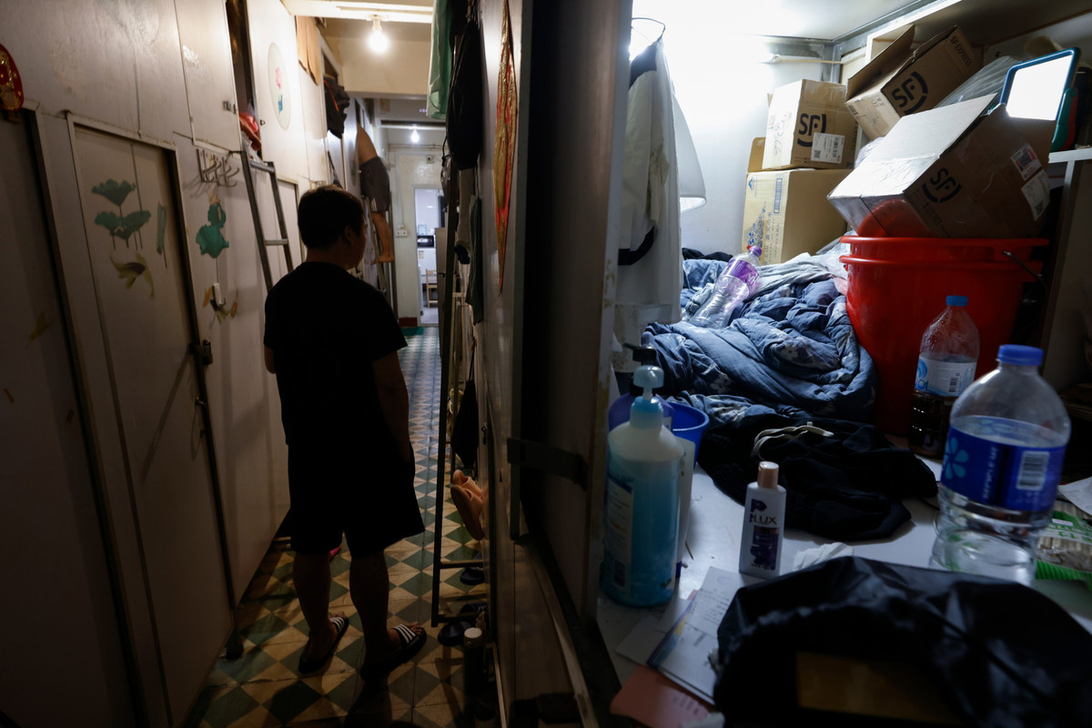 Đối với những căn được gọi là nhà "quan tài", mỗi ngôi nhà chỉ có kích thước bằng một chiếc giường đơn.