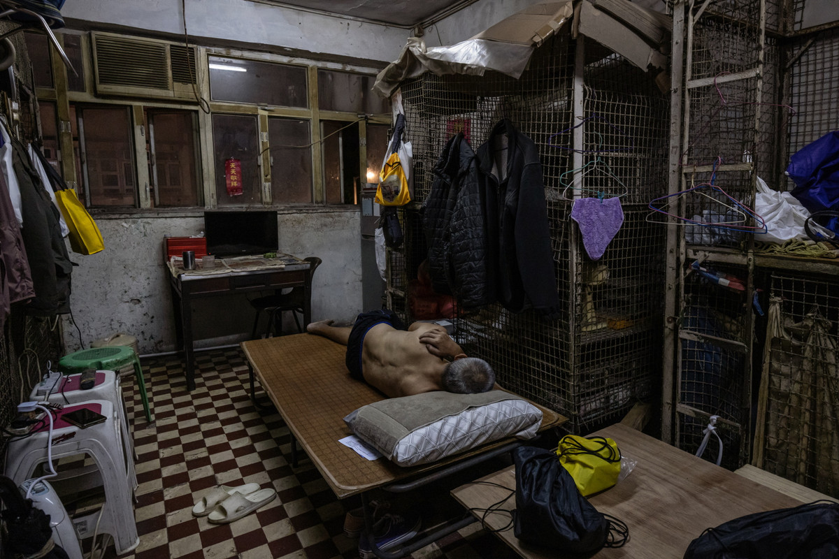 Vào tháng 10, Hong Kong đã cam kết thông qua luật mới đặt ra tiêu chuẩn về không gian tối thiểu và an toàn cho các căn hộ chia nhỏ, nơi mỗi cư dân sống trong một diện tích trung bình khoảng 6 m2, hoặc bằng một nửa diện tích chỗ đậu xe cho một chiếc ô tô.