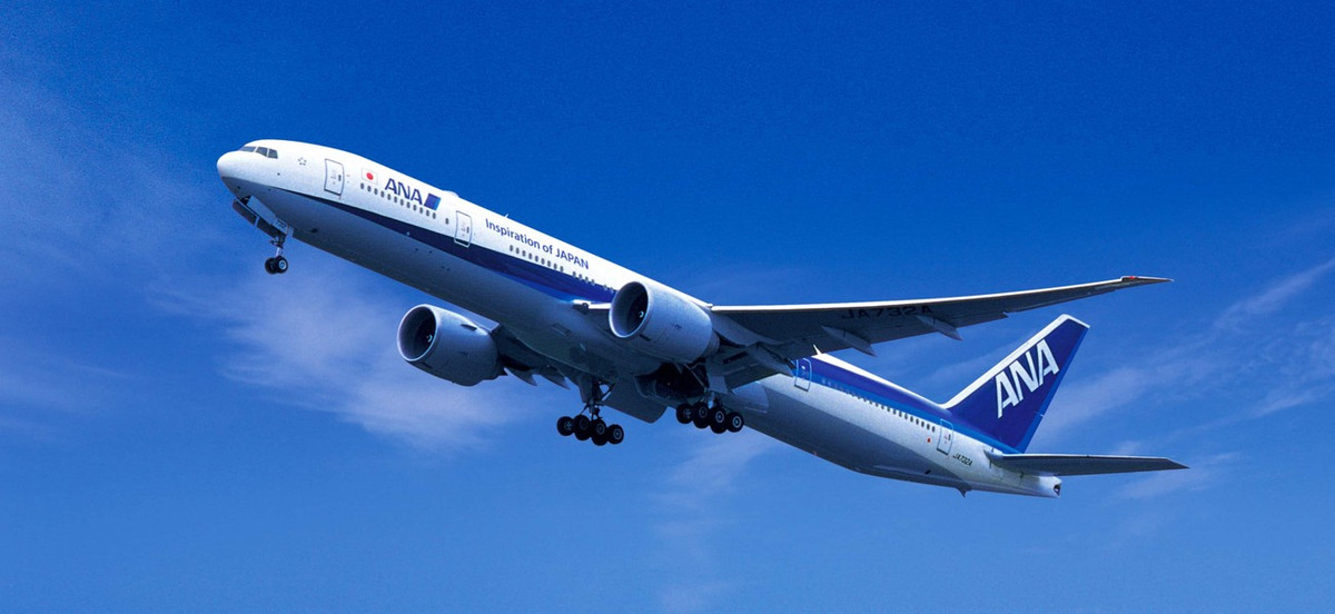 Hay máy bay Boeing 777 của hãng hàng không All Nippon (Nhật Bản) cất cánh lúc 0h5 ngày 1/1/2020 (giờ địa phương) từ Tokyo và hạ cánh lúc 16h30 ngày 31/12/2019 ở Los Angeles (Mỹ).