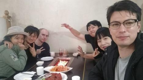 Trong suốt một năm lưu lại Triều Tiên, Alek Sigley có thói quen ghi lại cuộc sống của mình bằng những bức ảnh và đăng tải lên blog cá nhân cũng như một số tờ báo. Tuy nhiên, thói quen tưởng chừng như vô hại này rốt cuộc lại khiến anh phải rời khỏi đất nước. Theo KCNA, Sigley bị bắt vào cuối tháng 6/2019 với cáo buộc "gián điệp" và đã bị trục xuất khỏi Triều Tiên 1 tuần sau đó.