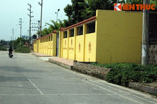 Phía ngoài "đại bản doanh" của ông "trùm xã hội đen" Minh "sâm" vắng bóng người qua lại.