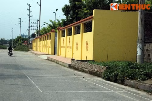 Phía ngoài "đại bản doanh" của ông "trùm xã hội đen" Minh "sâm" vắng bóng người qua lại.