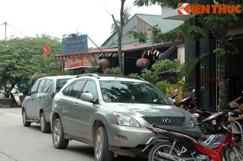 Mặc dù Hưng "sóc" đã bị công an bắt nhưng hiện vẫn có nhiều ô tô sang mang biển Hà Nội xếp hàng dài ngay lối vào nhà ông "trùm xã hội đen" này.