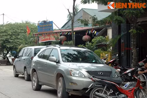 Mặc dù Hưng "sóc" đã bị công an bắt nhưng hiện vẫn có nhiều ô tô sang mang biển Hà Nội xếp hàng dài ngay lối vào nhà ông "trùm xã hội đen" này.