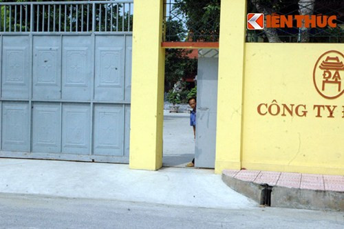 Lối vào Công ty Đại An của Minh "sâm" chỉ hé mở một cổng nhỏ, có bảo vệ luôn canh chừng người lạ.