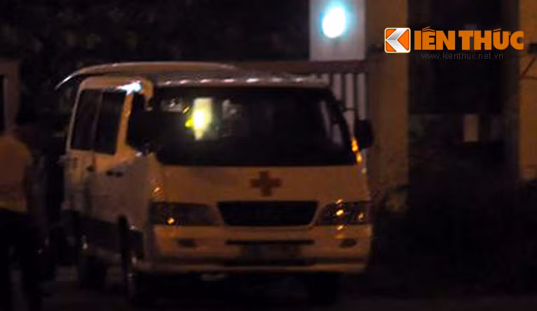 Xe cứu thương đến hiện trường đưa xác chết đi khám nghiệm cùng các thủ tục cần thiết.
