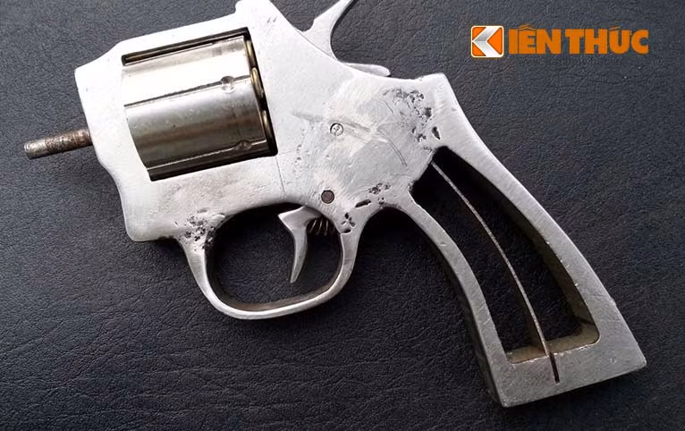 Khẩu súng của nam thanh niên bị cảnh sát đá bay, bị gãy nòng.