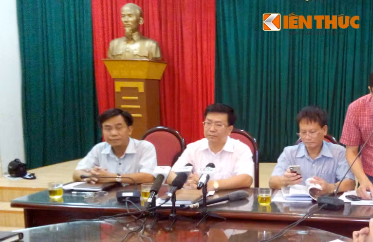 Ông Long (ngoài cùng bên phải) - Chủ trì cuộc họp giao ban báo chí thành Ủy Hà Nội, ngày 12/8.