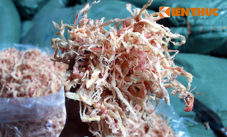 Mực khô xé nhỏ để ăn, đốt cháy mùi khét như cao su.