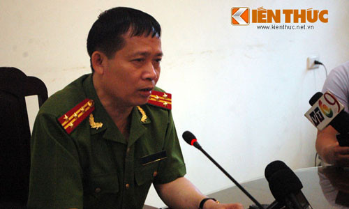 Đại tá Giáp trao đổi với báo.