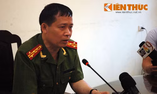 Đại tá Giáp trao đổi với báo.