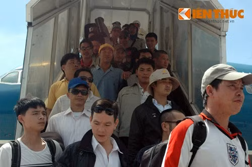 Các lao động Việt Nam từ Libya xuống sân bay Nội Bài.
