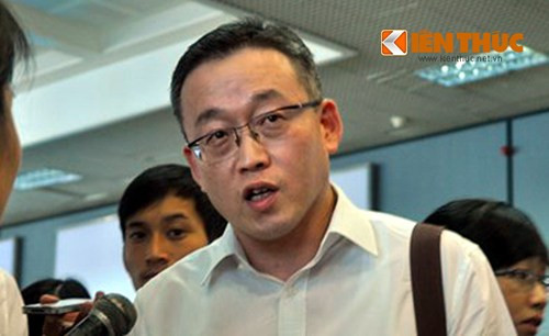 Ông Jung Buyng Hun trao đổi với báo chí.