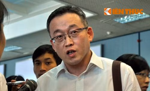 Ông Jung Buyng Hun trao đổi với báo chí.