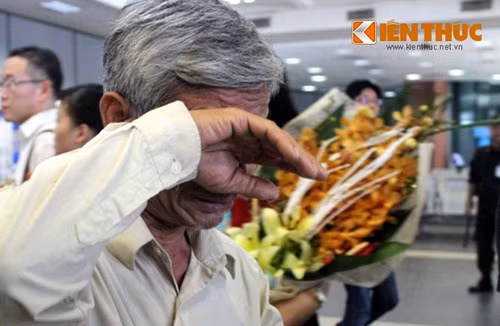 Nhiều người thân của các lao động bật khóc khi thấy con, cháu trở về nước một cách an toàn.