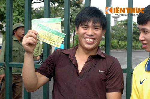 Nam thanh niên này, vui mừng đã mua được cặp vé.