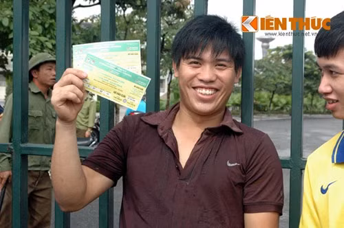 Nam thanh niên này, vui mừng đã mua được cặp vé.