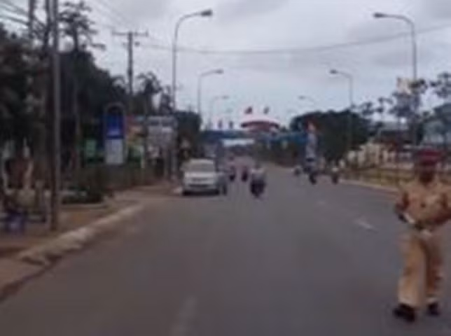 Tuyến đường đoạn trước nghĩa trang liệt sĩ liên huyện Đất Đỏ- Long Điền (huyện Đất Đỏ, Bà Rịa - Vũng Tàu), nơi xảy ra vụ việc tài xế quay clip tố CSGT "ăn bẩn" (Ảnh cắt từ clip).