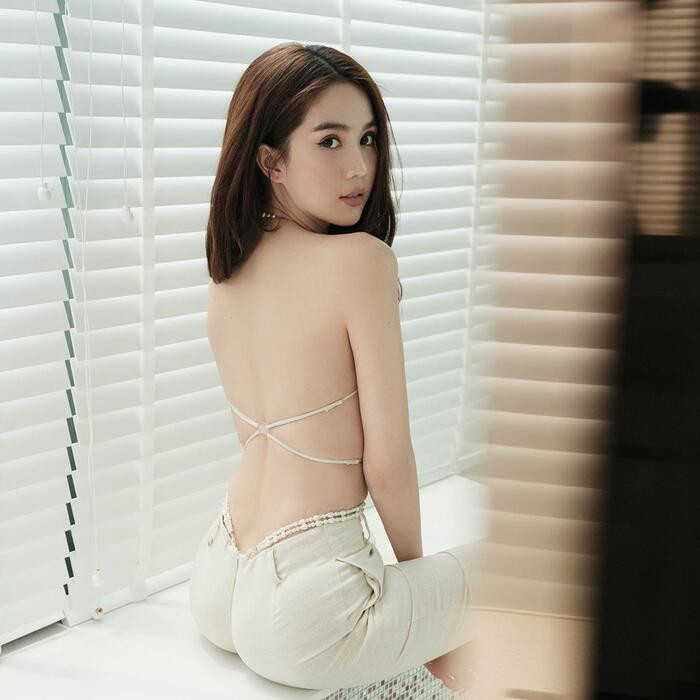 Nhìn từ phía sau, tổng thể của Ngọc Trinh trông quyến rũ, gợi cảm không kể xiết. 