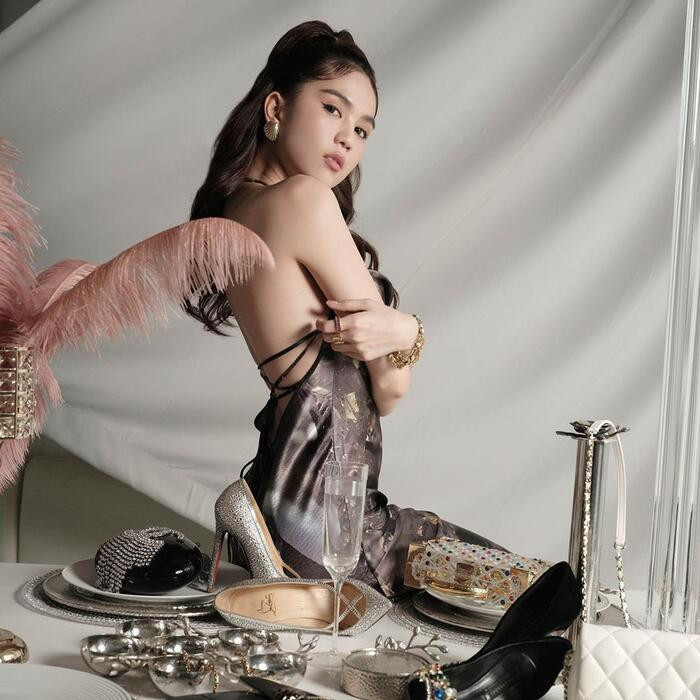 Đi cùng với đó là những phụ kiện như nhẫn, vòng tay... Số lượng vừa phải mà rất "đủ". 