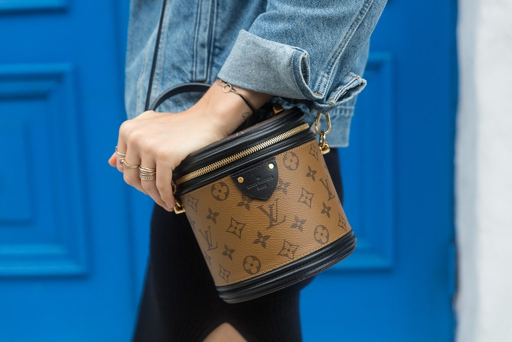  Louis Vuitton Cannes Bag (2.410 USD): Trang Purse Blog cho biết mẫu túi bucket này từng gây tiếng vang lớn sau khi xuất hiện vào mùa mốt Thu - Đông 2018. Sản phẩm mang hình khối cất trữ được nhiều thứ hơn bạn nghĩ. Túi tích hợp khóa kéo ở phần nắp giúp bảo quản điện thoại iPhone 12 và các đồ đạc an toàn. Tuy nhiên, đây cũng chính là nhược điểm của sản phẩm vì bạn sẽ gặp bất tiện nếu vừa đóng - mở túi, vừa di chuyển. Ảnh: Purseblog.