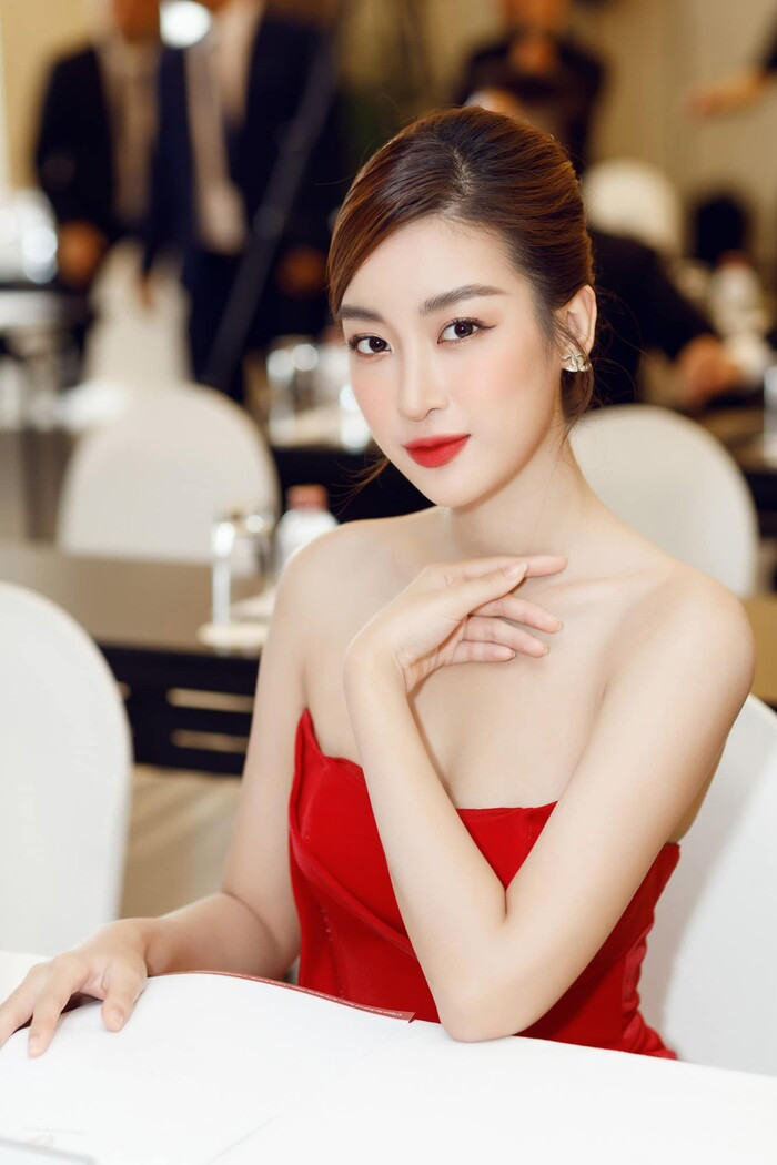 Diện trên mình bộ váy màu đỏ rực rỡ, Đỗ Mỹ Linh khéo léo khoe trọn đôi chân thon gọn thẳng tắp. Vốn là người đẹp không chạy theo hàng hiệu xa xỉ, Hoa hậu Việt Nam 2016 tối giản phụ kiện hết mức có thể. Cô chọn cho mình màu son đỏ, bông tai đá lấp lánh cùng kết hợp cùng kiểu tóc búi cao nhằm tôn lên gương mặt rạng rỡ ở tuổi 24.