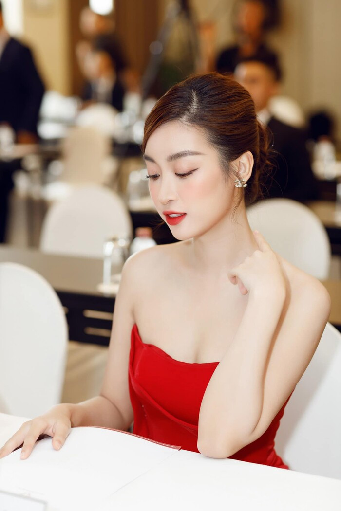 Khi đêm chung kết Hoa hậu Việt Nam 2020 đang đến rất gần, đồng nghĩa với việc tân hoa hậu sẽ lộ diện. Với cương vị người cầm cân nảy mực, hi vọng cô cùng ban giám khảo quyền lực sẽ vô cùng công tâm để tìm ra người kế nhiệm Tiểu Vy xứng đáng.