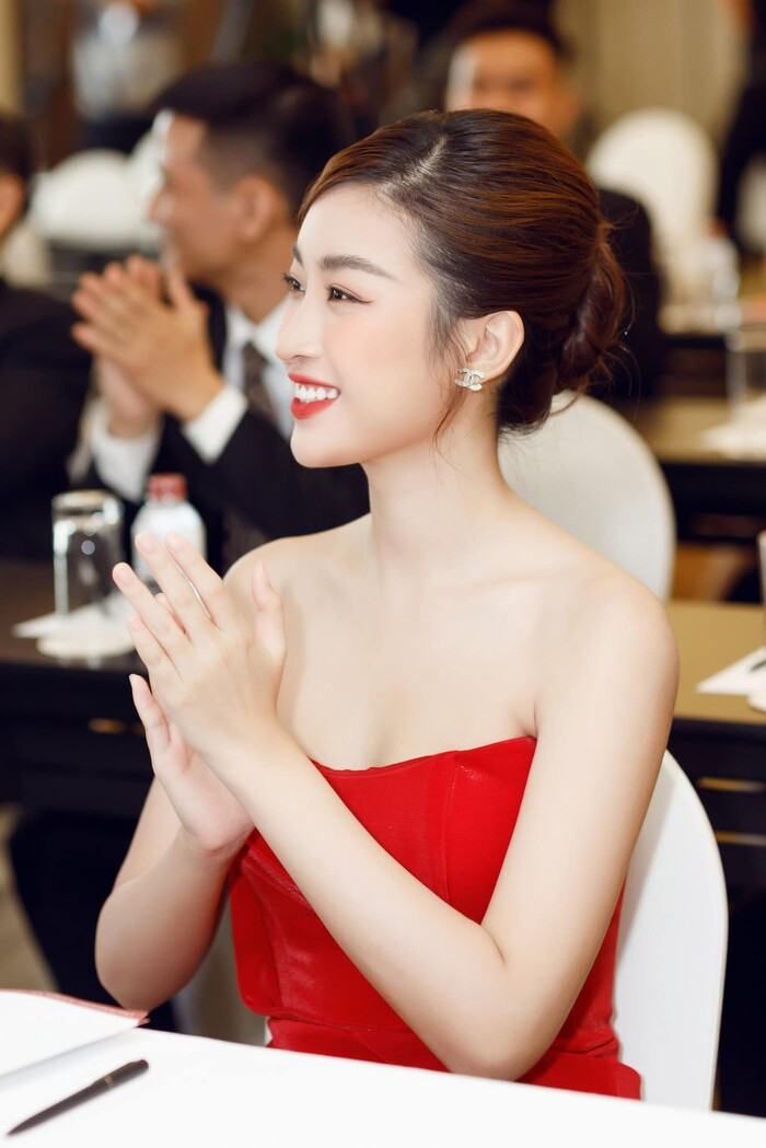 Thành công đến với Đỗ Mỹ Linh không chỉ về mặt hình ảnh được các nhãn hàng săn đón, cũng không phải hoàn toàn nằm ở những hoạt động xã hội, những chuỗi dự án nhân ái mà cô đã làm. Điều mà hiếm cô hoa hậu nào làm được chính là việc Đỗ Mỹ Linh được ngồi vào vị trí ban giám khảo của cuộc thi Hoa hậu Việt Nam.