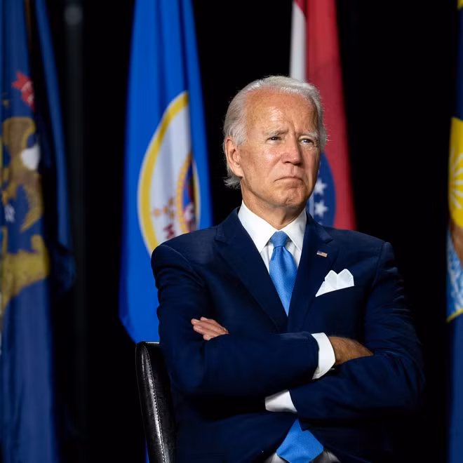 Vi sao ong Joe Biden luon dung khan bo tui sang mau?