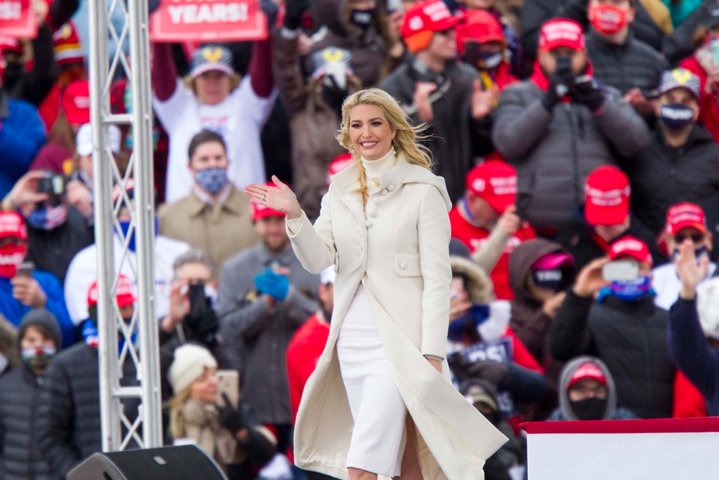 Lâu nay, Ivanka Trump nổi tiếng với gu thời trang sang trọng khiến nhiều phụ nữ muốn học hỏi theo. Trong các sự kiện xuất hiện cùng ông Donald Trump mới đây, cô liên tục diện đồ tông trắng, theo tờ Daily Express. Chiếc áo khoác kèm mũ cô chọn cho lần vận động tại Iowa (Mỹ) có giá khoảng 2.600 USD, đến từ Oscar de la Renta. Ảnh: EPA.