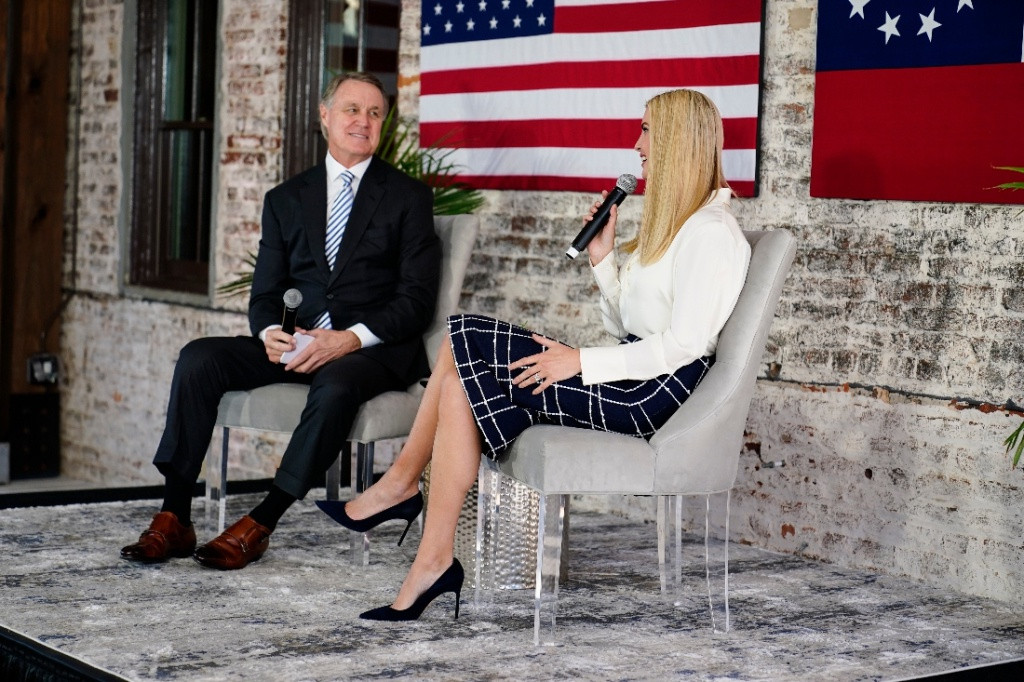 Ngoài váy, con gái Tổng thống Trump, cũng chọn áo sơ mi lịch sự khi đến vận động ở Georgia, Mỹ. Nhìn chung, lối phối đồ của Ivanka Trump dịp gần đây khiến cô chiếm được tình cảm từ người hâm mộ, làm toát lên khí chất sang trọng vốn có. Ảnh: @ivankatrump.