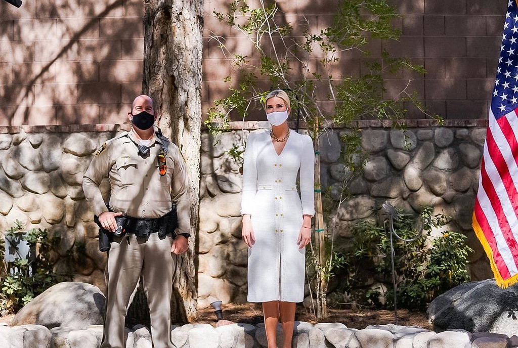 Bên cạnh bộ đồ nghìn USD, Ivanka Trump còn mặc xen kẽ các thiết kế bình dân hơn. Váy Zara có giá 130 USD được cô diện tại sự kiện vận động tranh cử ở Las Vegas, Mỹ. Ban đầu, nhiều người nghĩ thiết kế này đến từ nhà mốt Chanel. Ảnh: @ivankatrump.