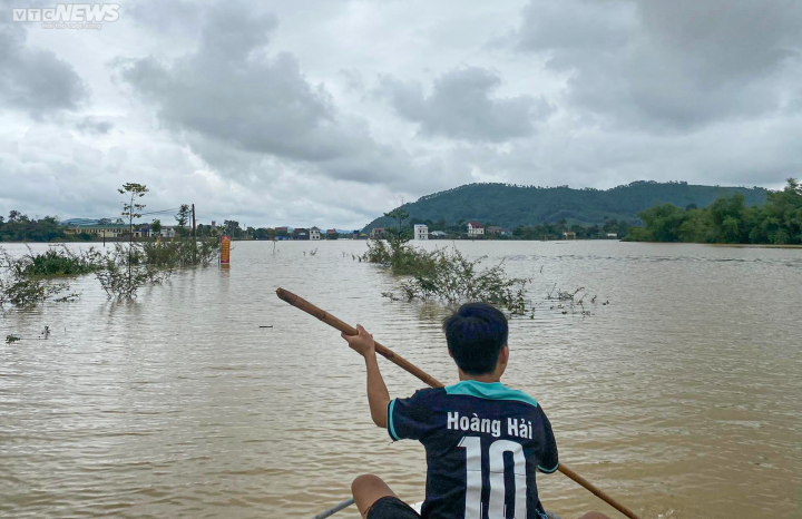 Người dân phải dùng thuyền di chuyển.