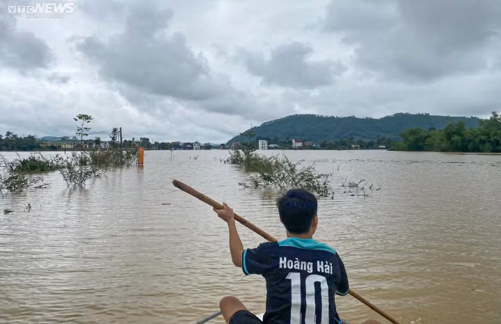 Người dân phải dùng thuyền di chuyển.