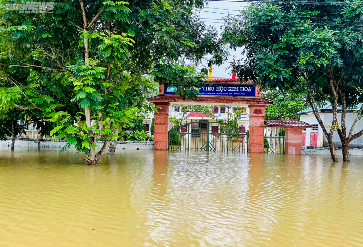 Theo ghi nhận tại xã Kim Hoa, khu vực trường tiểu học Kim Hoa bị ngập sâu trong nước, có nơi ngập hơn 1m. Nước lũ đã tràn vào sân trường, lớp học.