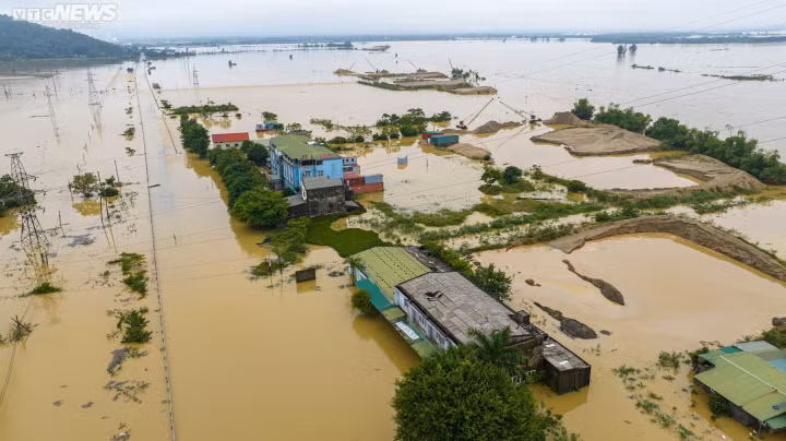 Tại huyện Nghi Xuân, nhiều tuyến đường trục chính cũng bị ngập sâu trong nước lũ. Có nơi ngập sâu đến 1m, giao thông hầu như tê liệt hoàn toàn.