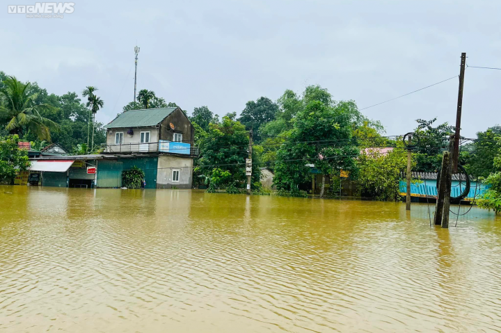 Anh Bùi Trọng Anh (xã Kim Hoa) cho hay, nước lũ bắt đầu dâng lên từ hai ngày trước, đến hôm qua (29/9) một số tuyến đường, nhà dân bắt đầu bị ngập. “Mặc dù nước lũ đang có dấu hiệu rút xuống, tuy nhiên nhiều tuyến đường trục xã, thôn, nhà văn hoá thôn, trường học vẫn đang chìm trong nước”, anh Anh nói.