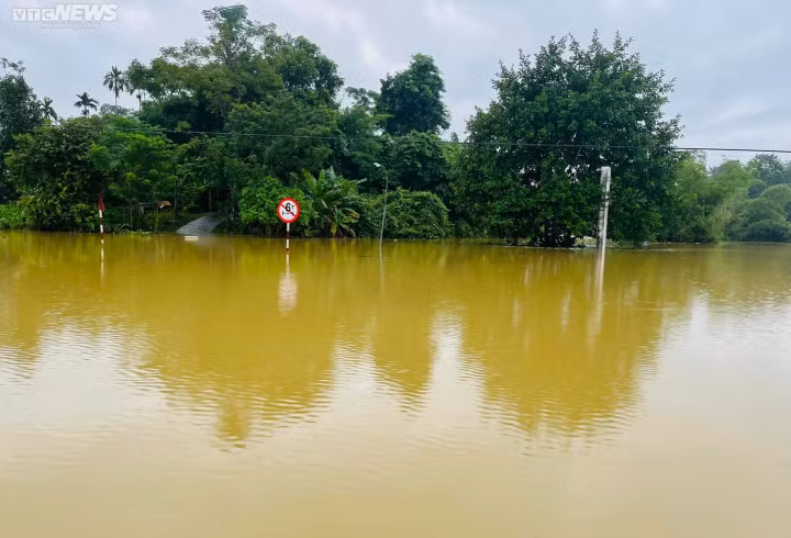 Hàng ngàn hộ dân bị chia cắt, giao thông tê liệt hoàn toàn.