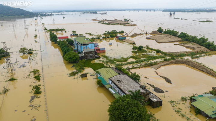 Tại huyện Nghi Xuân, nhiều tuyến đường trục chính cũng bị ngập sâu trong nước lũ. Có nơi ngập sâu đến 1m, giao thông hầu như tê liệt hoàn toàn.