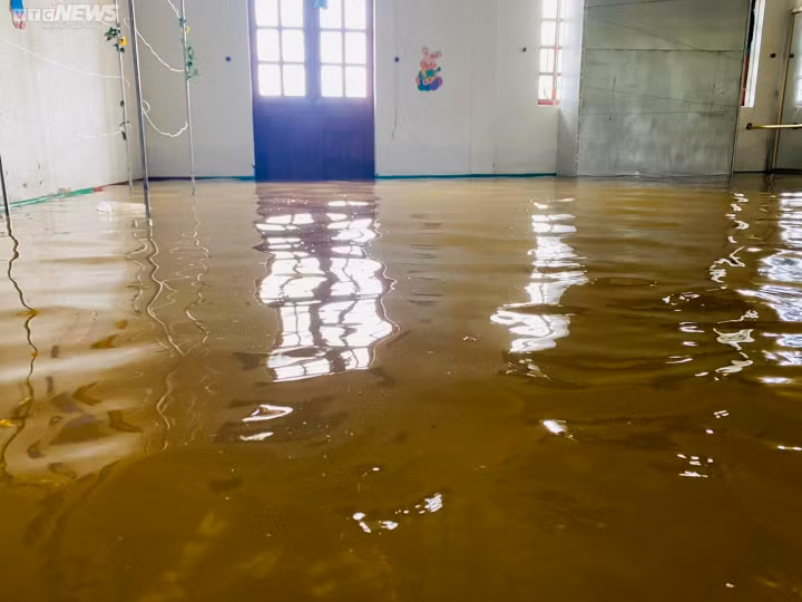 Học sinh khối tiểu học và mầm non đang tạm nghỉ tới trường do mưa lũ.