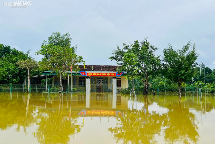 Nhà văn hóa thôn Hội Sơn cũng chìm trong nước lũ. Trước đó, ngày 29/9 khu vực này cũng đã bị ngập sâu.