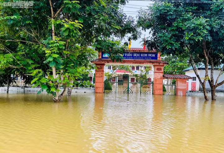 Theo ghi nhận tại xã Kim Hoa, khu vực trường tiểu học Kim Hoa bị ngập sâu trong nước, có nơi ngập hơn 1m. Nước lũ đã tràn vào sân trường, lớp học.