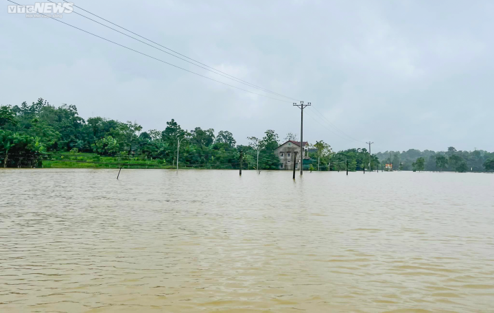 Sau nhiều ngày mưa liên tiếp do ảnh hưởng của hoàn lưu bão Noru (Bão số 4), đến nay lượng mưa trên địa bàn Hà Tĩnh đã giảm. Toàn tỉnh có gần 35.000 học sinh phải nghỉ học. Riêng huyện Hương Sơn, trong sáng 29/9 phải cho 13.503 học sinh tại 34 trường Mầm non đến THCS tạm thời không đến trường.