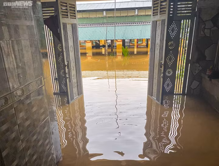 Nước tràn vào nhà dân tại xã Kim Hoa.