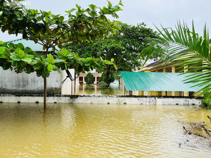 “Có 17/20 thôn với khoảng 1.500 hộ dân hiện đang bị cô lập, hầu hết hệ thống giao thông đã bị nước lũ nhấn chìm. Trường tiểu học và mầm non trên địa bàn hiện cũng đang ngập sâu”, ông Đoài cho biết thêm.