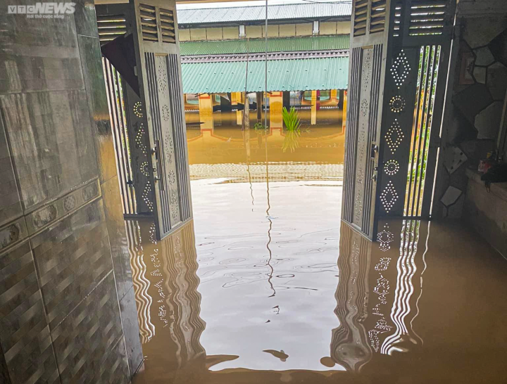 Nước tràn vào nhà dân tại xã Kim Hoa.