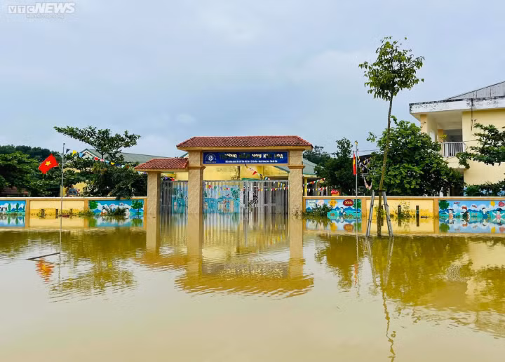 Anh: Truong hoc bi nhan chim trong lu, 1.500 ho dan bi co lap